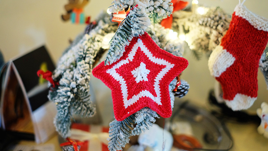 Estrella de Navidad para el arbol tejida en dos agujas tricot calceta